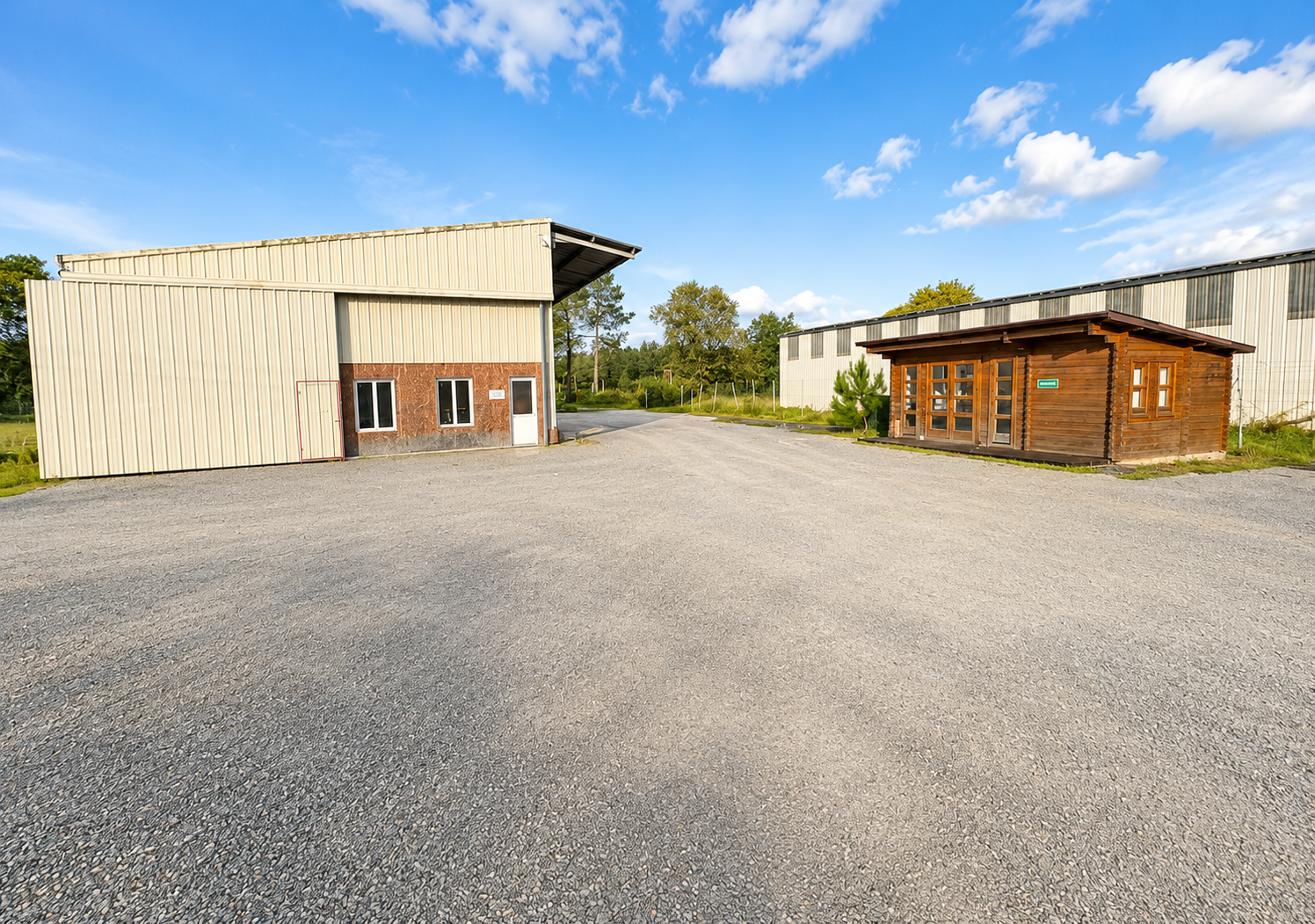 Entrepôt privatif avec bureaux et terrain sécurisé à Escource dans les Landes