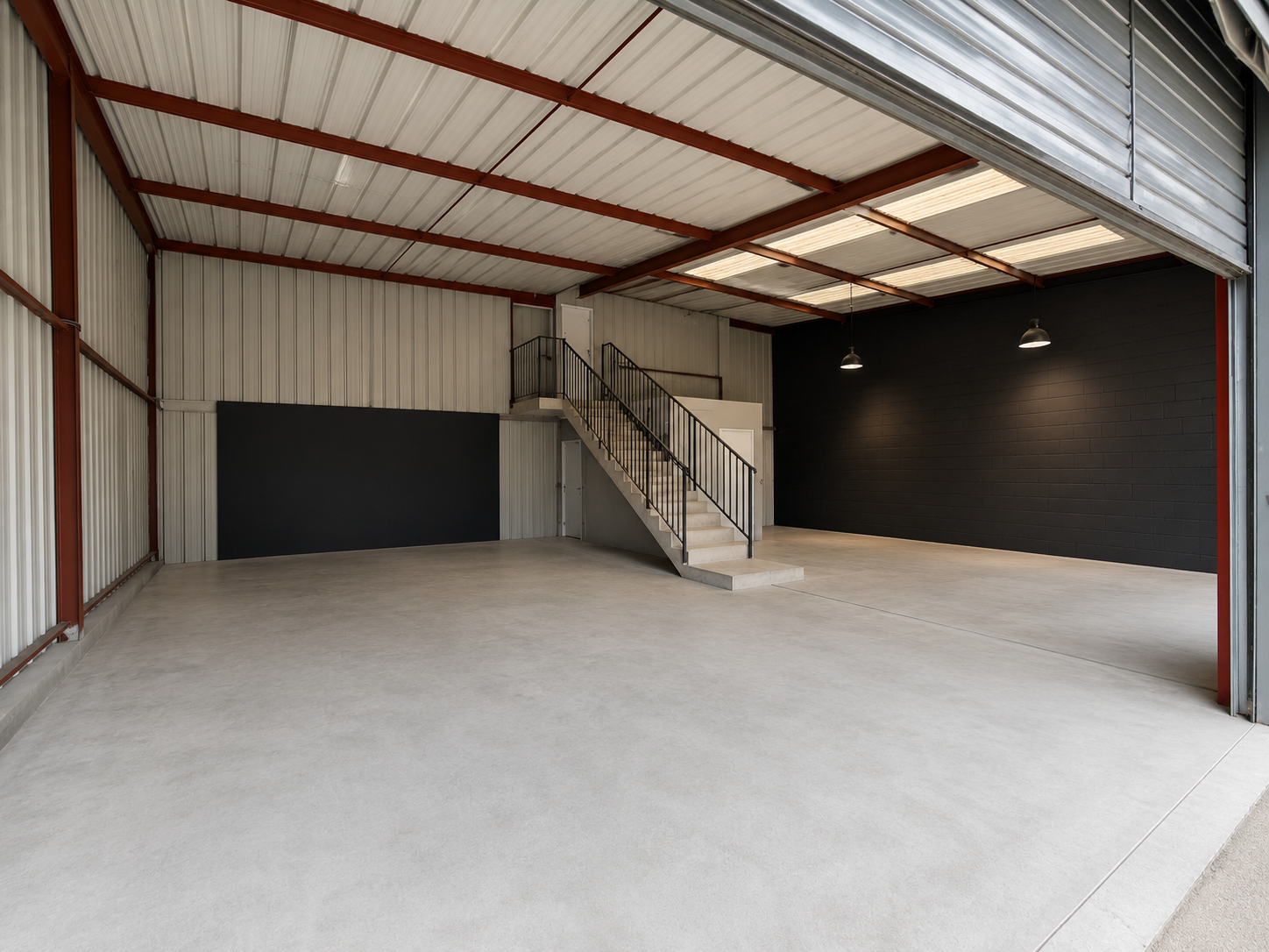 Local d'activités 120 m² avec porte sectionnelle et accès poids lourds à Morangis