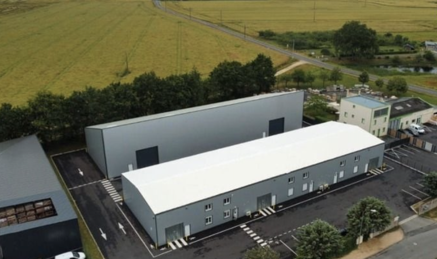 Entrepôt et cellule d’activité professionnelle à Veigné près de Tours